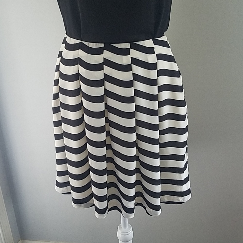 Banana Republic pleated black & cream skirt